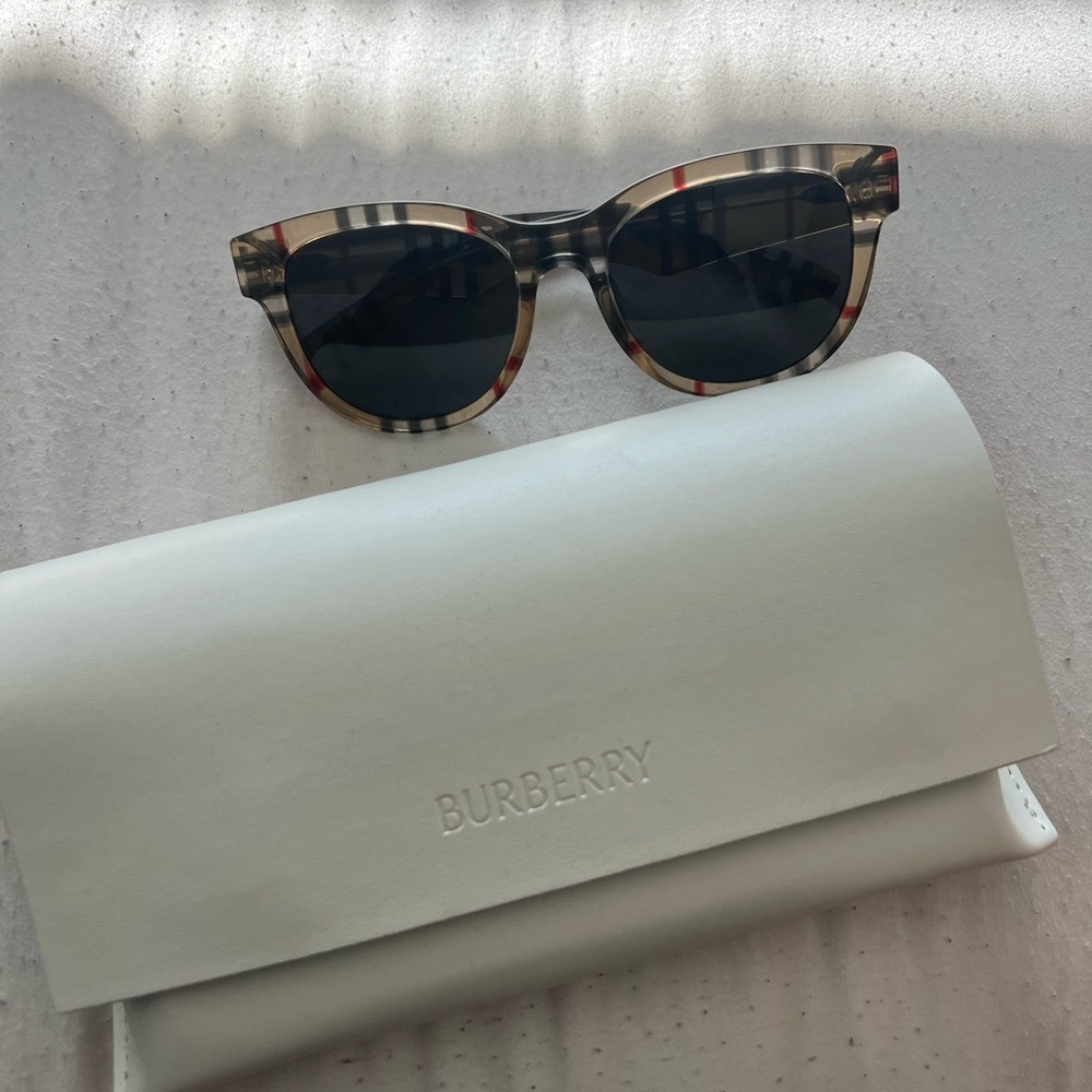 AUTHENTIC Burberry women’s sunglasses. Only worn a few times.